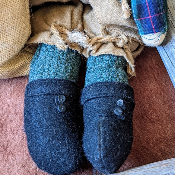 Vintage Collectible Santa With Bag of Goods & Lots of Detail - Picture 3 of 14